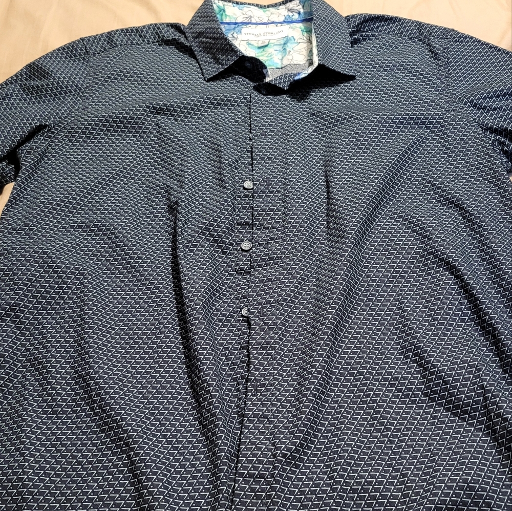 Mens short sleeve button down size XL with geometric design